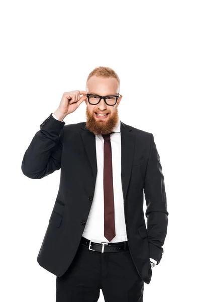 Schöner junger Geschäftsmann, der eine Brille aufsetzt und isoliert auf Weiß in die Kamera lächelt — Stockfoto