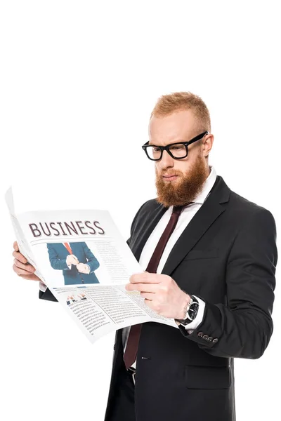 Bonito jovem barbudo empresário no óculos lendo jornal isolado no branco — Fotografia de Stock