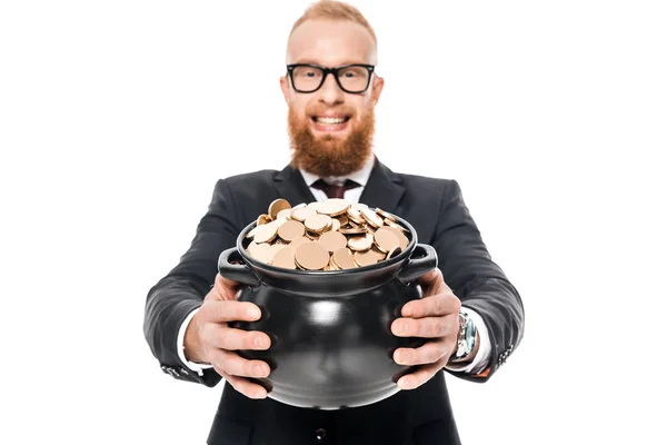 Vista de cerca del hombre de negocios barbudo en gafas con maceta con monedas de oro aisladas en blanco - foto de stock