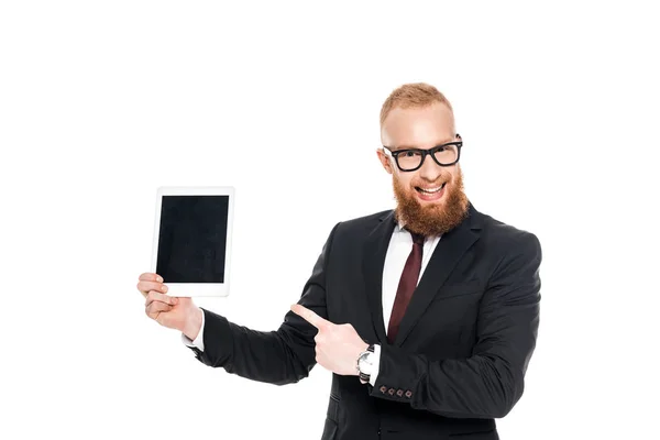 Schöner bärtiger Geschäftsmann, der ein digitales Tablet in der Hand hält und mit dem Finger auf weißen Bildschirm zeigt — Stockfoto