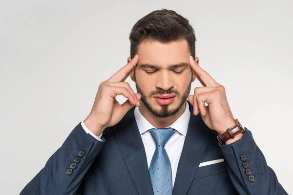 Elegante giovane uomo d'affari che soffre di mal di testa isolato su grigio — Foto stock