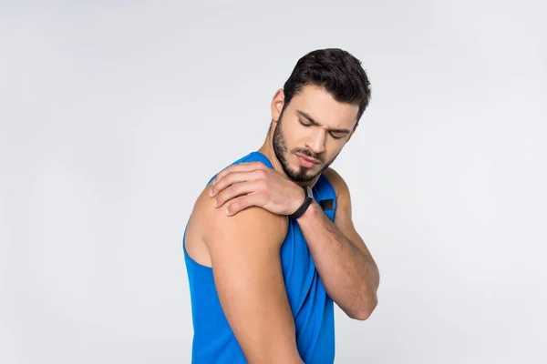 Junger Mann mit Schmerzen in der Schulter isoliert auf weiß — Stockfoto