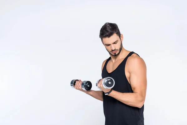 Musculoso joven haciendo ejercicio con mancuernas aisladas en blanco - foto de stock