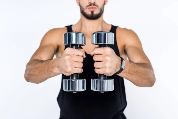 Tiro cortado de homem trabalhando fora com halteres isolados em branco — Fotografia de Stock