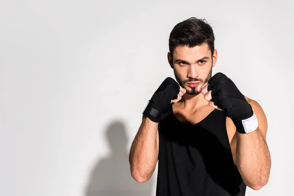 Beau jeune combattant debout en position de défense — Photo de stock