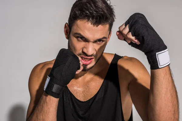 Retrato en primer plano del luchador agotado parado en posición de defensa - foto de stock