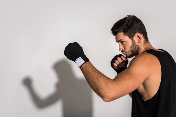 Vista lateral del joven luchador en posición de defensa - foto de stock