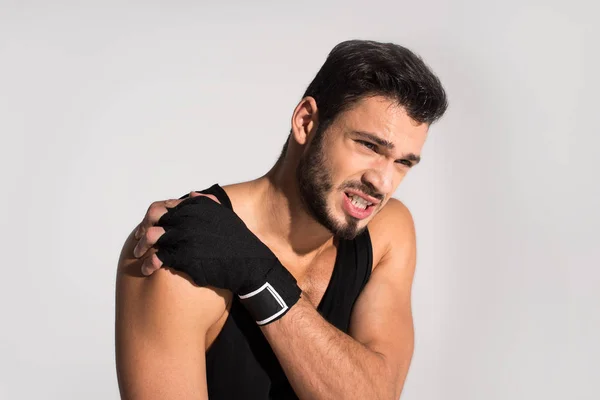 Close-up retrato de lutador jovem com dor no ombro — Fotografia de Stock