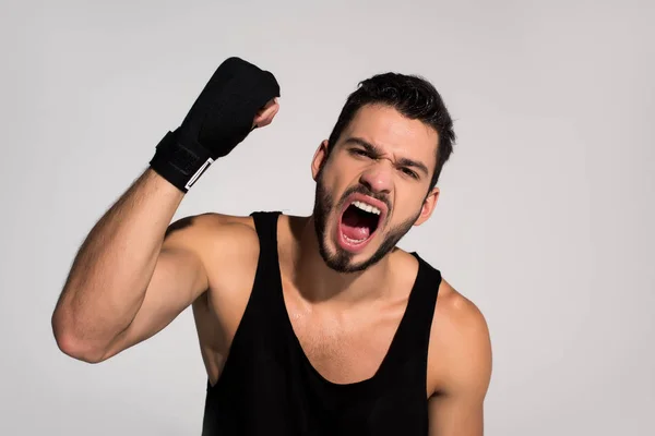 Jovem lutador zangado gritando com a câmera — Fotografia de Stock
