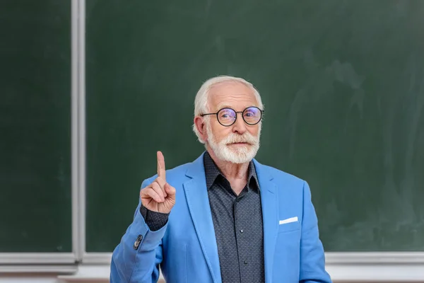 Senior lecturer showing idea gesture — Stock Photo