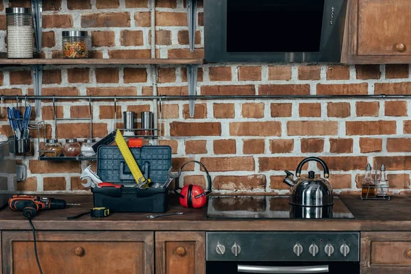 Caja de herramientas con varias herramientas y electrodomésticos de cocina - foto de stock