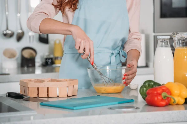 Abgeschnittenes Bild einer Frau, die Eier in Glasschüssel schlägt — Stockfoto