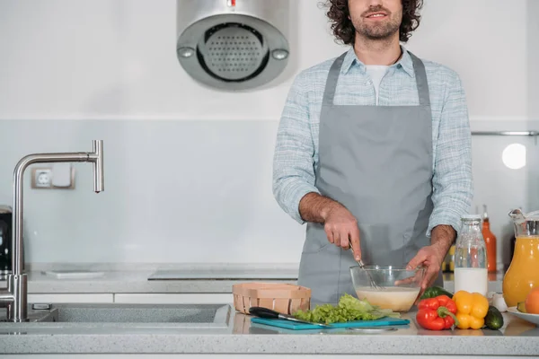 Abgeschnittenes Bild eines Mannes, der Teig zubereitet — Stockfoto