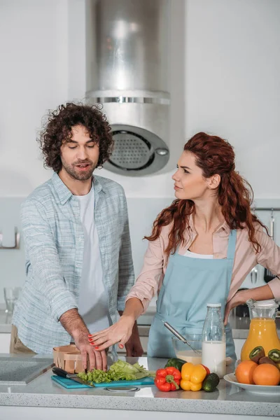 Novia prohibiendo novio tomar comida cruda - foto de stock