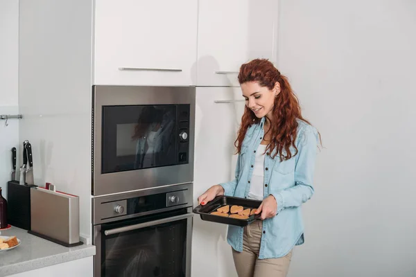 Donna che tiene in mano biscotti fatti in casa — Foto stock