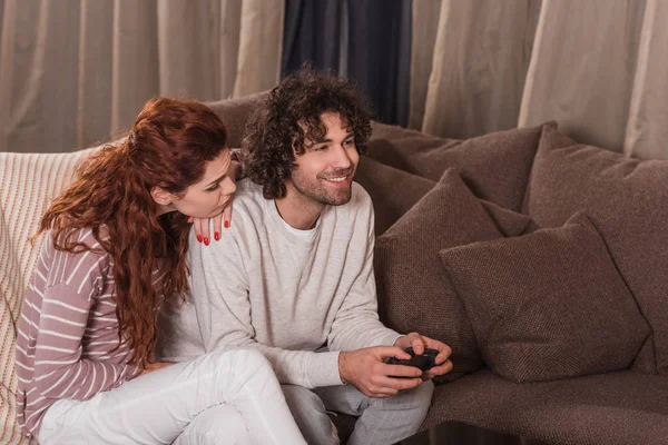 Namorada esperando enquanto namorado jogar videogame — Fotografia de Stock