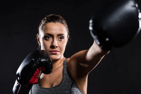 Foco seletivo de jovem esportista boxe isolado em preto — Fotografia de Stock