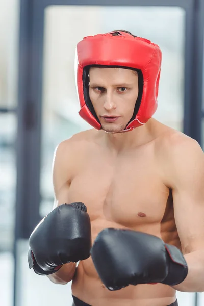 Junger hemdloser muskulöser Boxer blickt in Turnhalle in die Kamera — Stockfoto