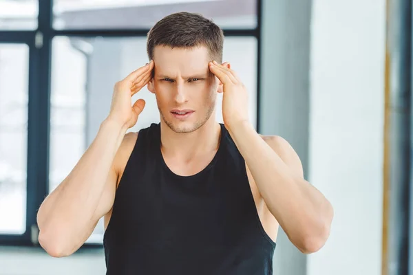 Porträt eines Mannes in Sportkleidung, der Kopfschmerzen hat — Stockfoto