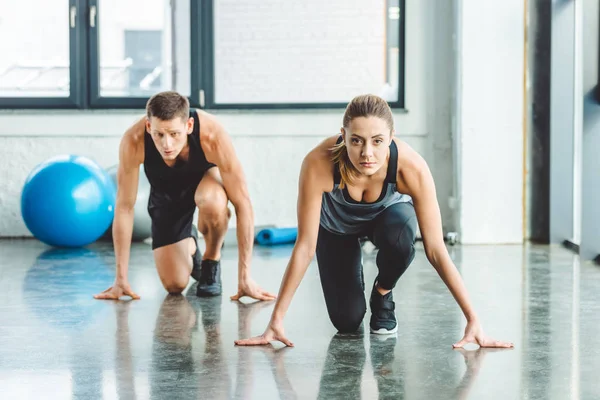 Sportler und Sportlerin trainieren gemeinsam im Fitnessstudio — Stockfoto