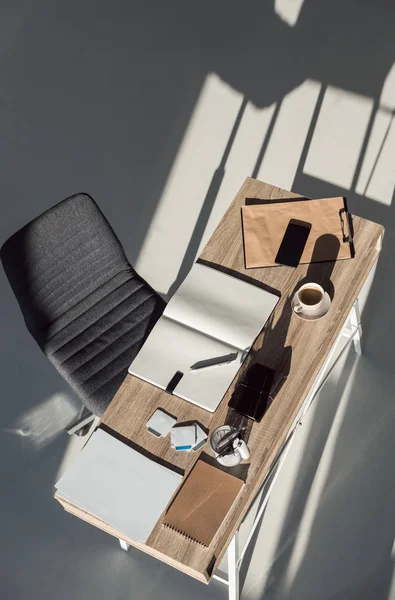 Vue du dessus des ordinateurs portables, smartphone et tasse de café sur la table sur le lieu de travail moderne — Photo de stock