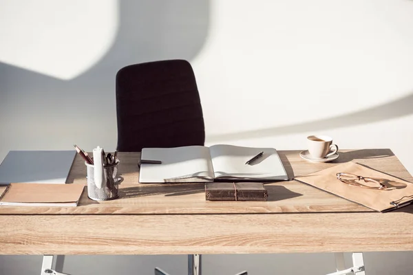 Carnet ouvert vierge avec fournitures de bureau au lieu de travail vide — Photo de stock