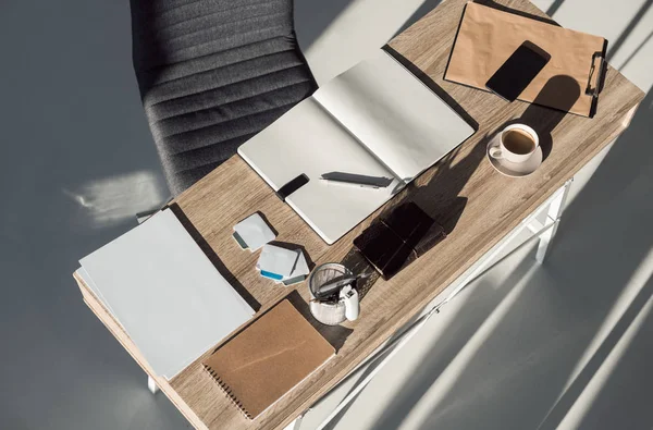 Vista superior de notebooks em branco, xícara de café e smartphone na mesa no escritório — Fotografia de Stock