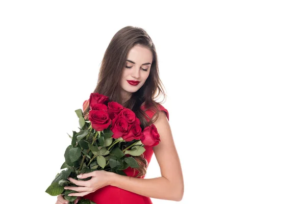 Jolie fille debout avec bouquet de roses rouges isolé sur blanc — Photo de stock