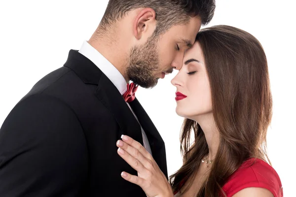 Couple avec les yeux fermés touchant avec les fronts isolés sur blanc — Photo de stock