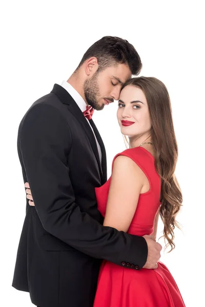 Seitenansicht eines heterosexuellen Paares, das sich isoliert auf Weiß umarmt — Stockfoto