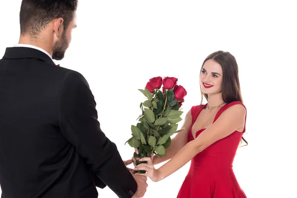 Petit ami présentant bouquet de roses à petite amie isolée sur blanc — Photo de stock