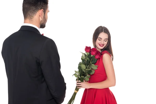 Novia sonriente de pie con ramo de rosas aisladas en blanco - foto de stock