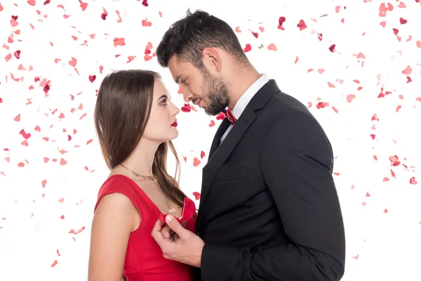 Vue latérale du petit ami proposant petite amie isolée sur blanc, concept de Saint Valentin — Photo de stock