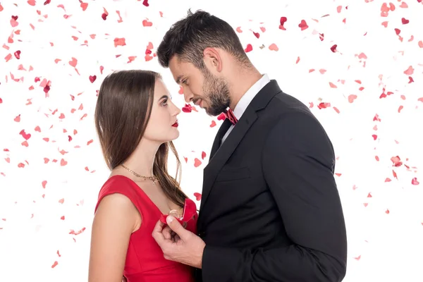 Vista lateral de novio proponiendo novia aislado en blanco, San Valentín concepto de día - foto de stock