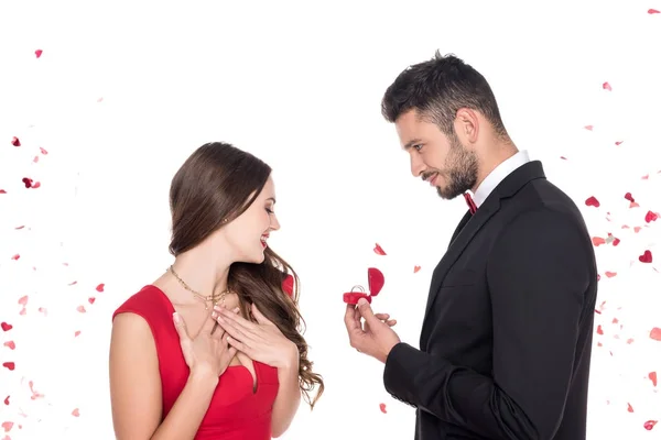 Fidanzato proponendo fidanzata isolata su bianco, concetto giorno di San Valentino — Foto stock