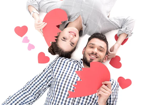 Overhead-Ansicht von Paar liegend mit Papier Herzstücke isoliert auf weißen, Valentinstag-Konzept — Stockfoto