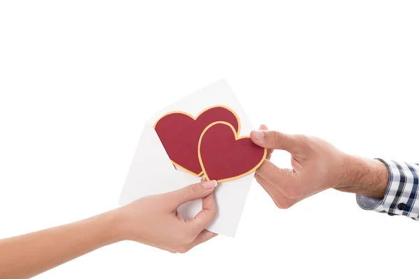 Imagem cortada de casal segurando cartão postal Valentim isolado no branco — Fotografia de Stock