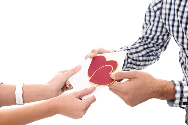 Immagine ritagliata di fidanzata dando fidanzato San Valentino cartolina isolata su bianco — Foto stock