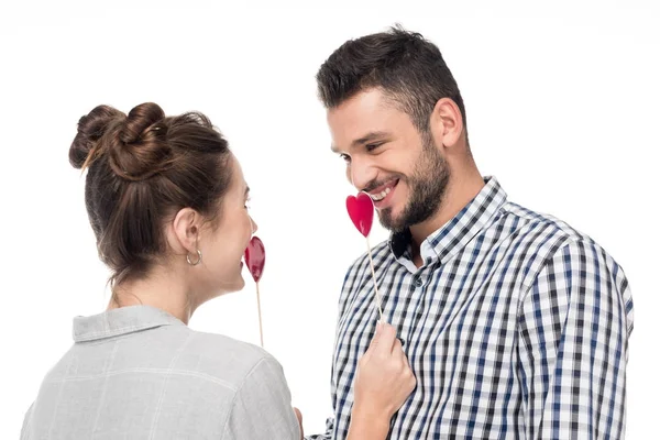 Attraktives Paar, das sich mit Papierherzen auf weißem Valentinstag-Konzept berühren — Stockfoto