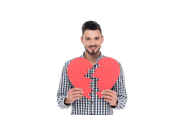 Feliz hombre sosteniendo dos pedazos de papel corazón aislado en blanco, San Valentín concepto de día - foto de stock