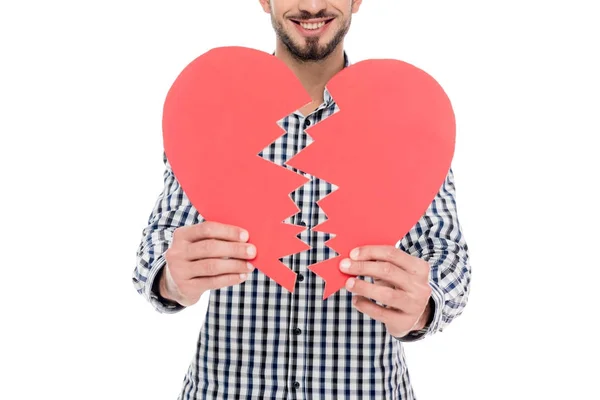 Imagen recortada del hombre sosteniendo dos pedazos de corazón de papel aislado en blanco, concepto de día de San Valentín - foto de stock