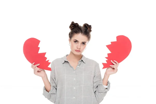Bouleversé fille tenant deux morceaux de papier coeur isolé sur blanc, concept de Saint-Valentin — Photo de stock