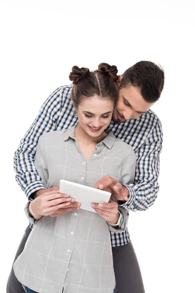 Feliz pareja usando el comprimido aislado en blanco - foto de stock