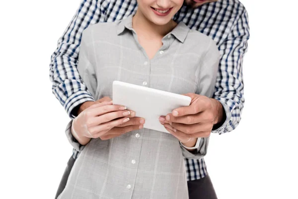 Image recadrée de couple heureux en utilisant une tablette isolée sur blanc — Photo de stock