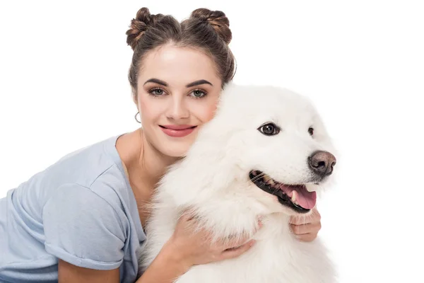 Feliz chica abrazando perro aislado en blanco - foto de stock