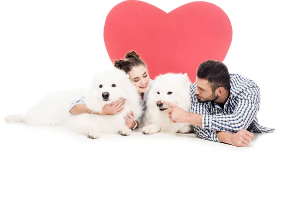 Couple couché avec des chiens sur blanc, concept de Saint Valentin — Photo de stock