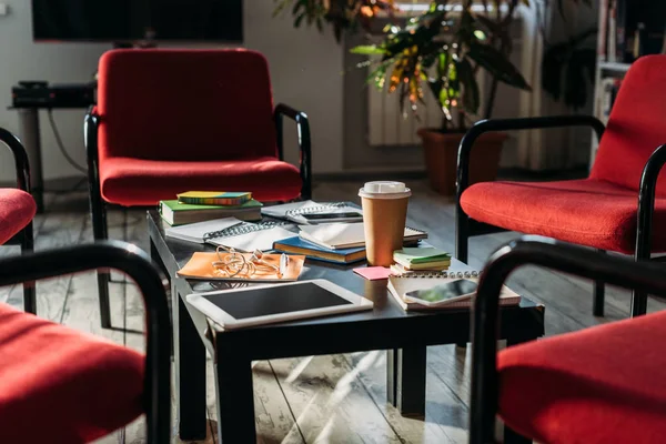 Dispositivi digitali, taccuini e caffè sul tavolo a casa — Foto stock