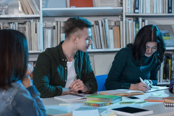 Estudiantes que estudian en la biblioteca al atardecer - foto de stock