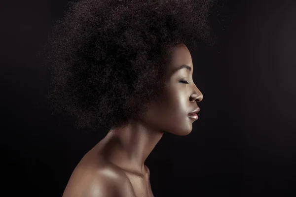 Perfil de mulher americana africana atraente isolado em preto — Fotografia de Stock