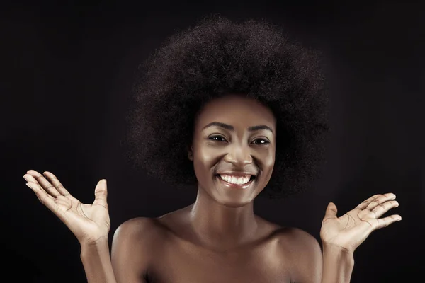 Улыбающаяся африканская американка, изолированная на черном — стоковое фото